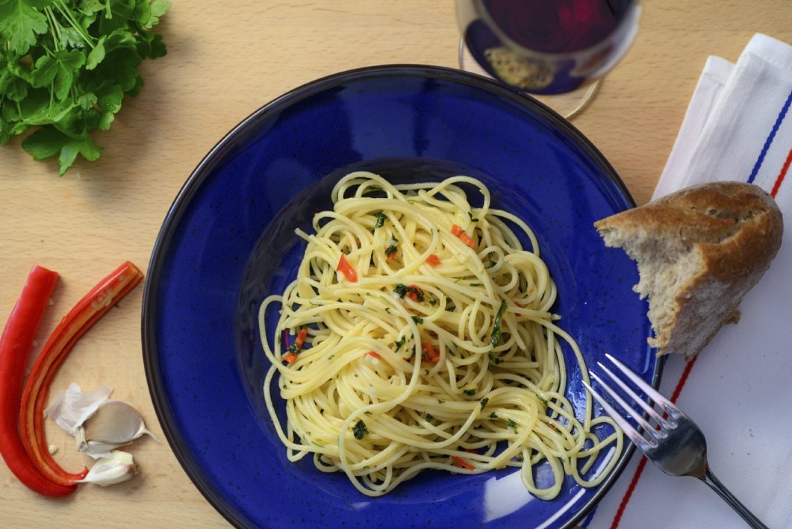 Spaghetti aglio, olio e peperoncino. Sembra una ricetta facile, ma non è!
