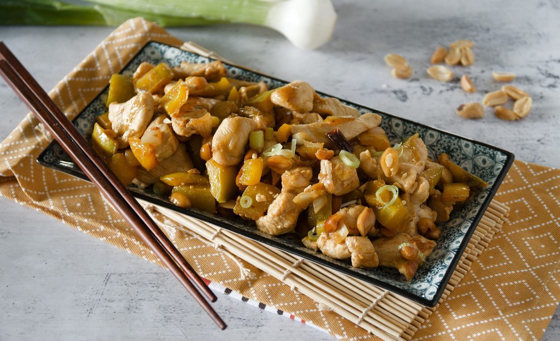 la ricetta del piatto cinese con arachidi e peperoni