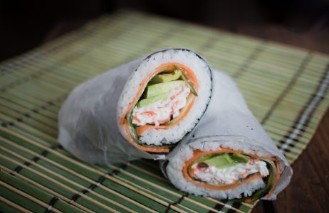 la ricetta sfiziosa che unisce sushi giapponese e burritos messicani