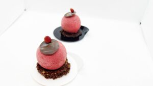 Monoporzioni Dark Wood, delizia di cioccolato extra dark, fragoline di bosco e nocciole