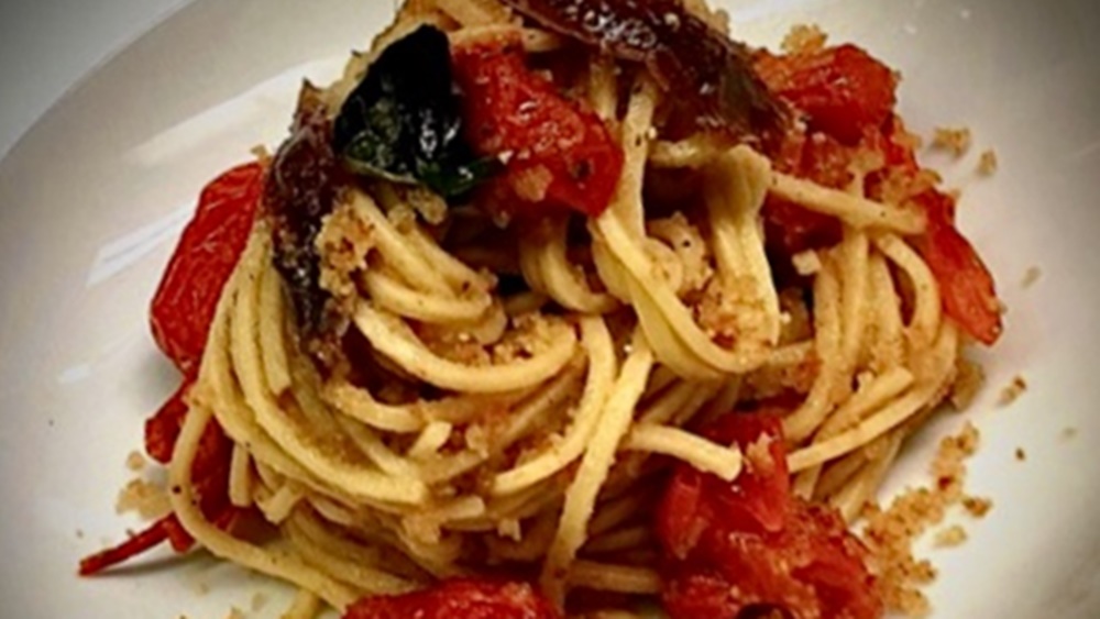 Spaghetti con pomodorini confit,acciughe,peperoncino e tarallo napoletano