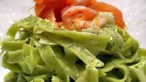 Tagliatelle verdi al salmone: un primo piatto profumato e delicato