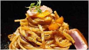 Tagliolini con tataki di tonno, zenzero e melone: un primo estivo che sorprende