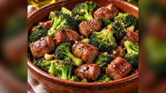 Salsicce coi broccoli: ricetta laziale per 4 persone, pronta in 45 minuti