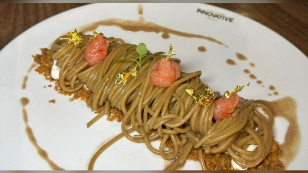 Innovative, spaghetto al cioccolato con gamberoni e foglie d’oro: ricetta da milioni di visualizzazioni