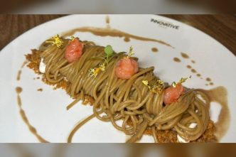 Innovative, spaghetto al cioccolato con gamberoni e foglie d’oro: ricetta da milioni di visualizzazioni