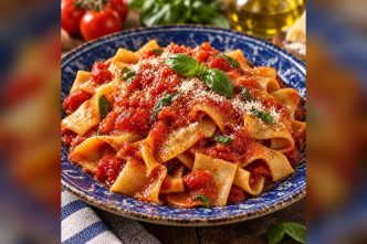 Patacche, ricetta regionale laziale: impasto, soffritto e pasta con pomodori e peperoncino