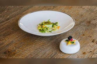 Crème brûlée di peperoni: la ricetta di Antonello Sardi con insalata croccante e maionese all’aglio